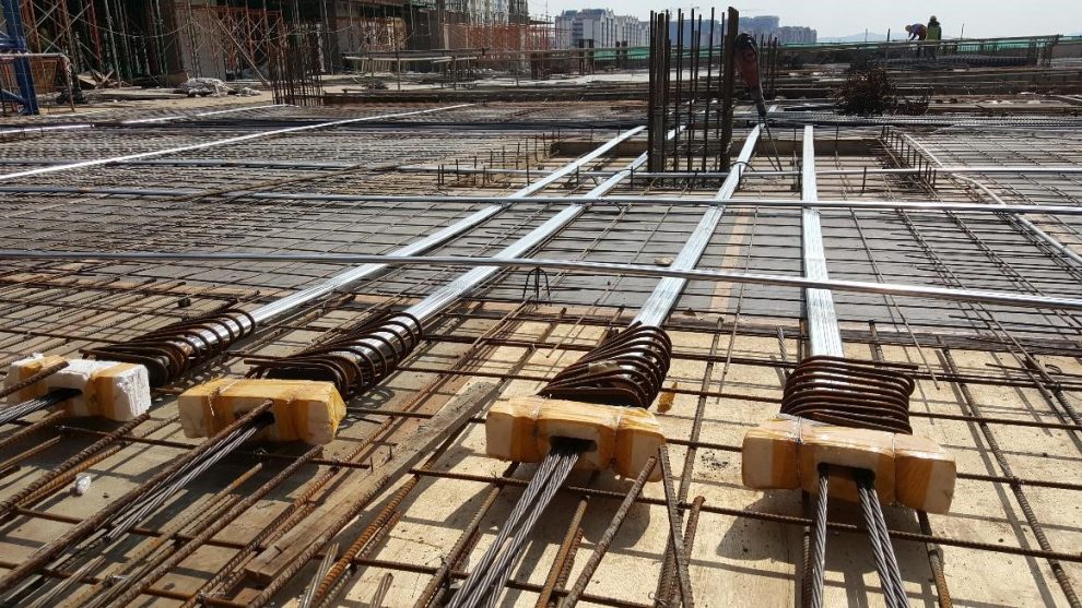 Kepiye cara kerja sistem post-tensioning terikat?